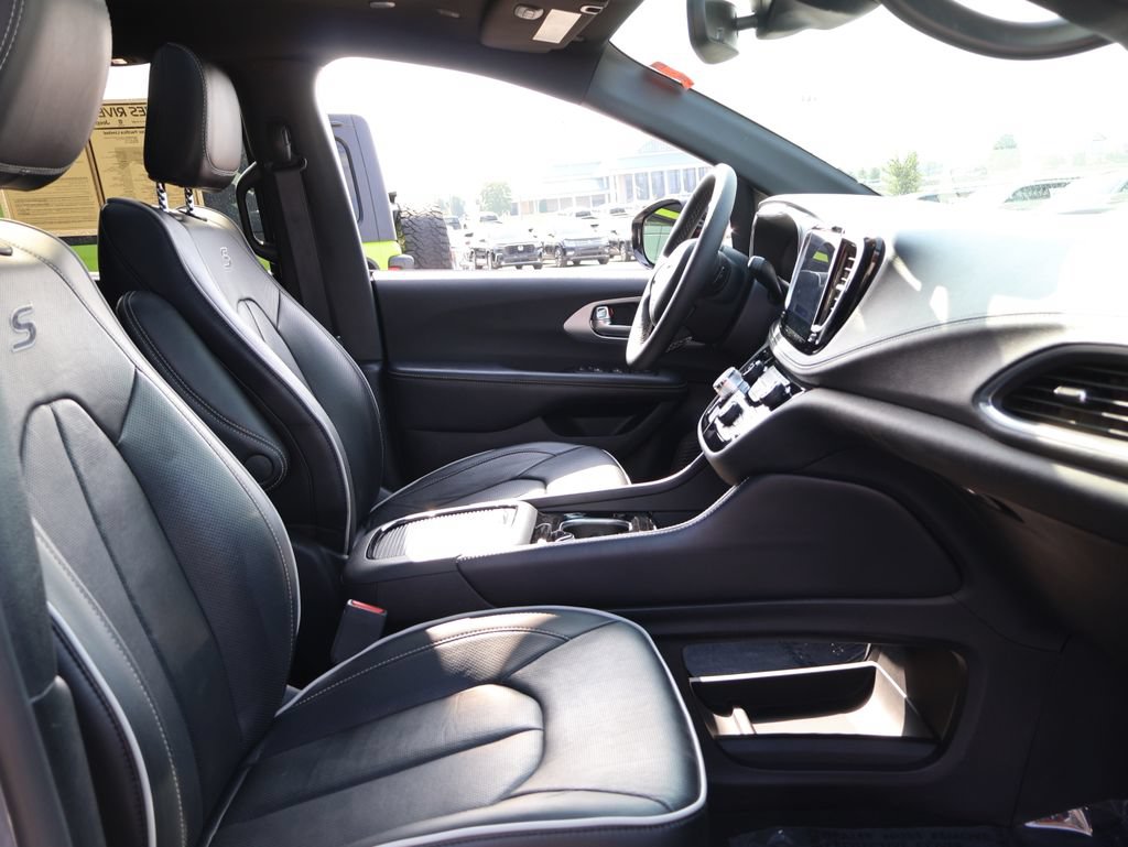 Used 2025 Chrysler Pacifica Limited FWD image 9
