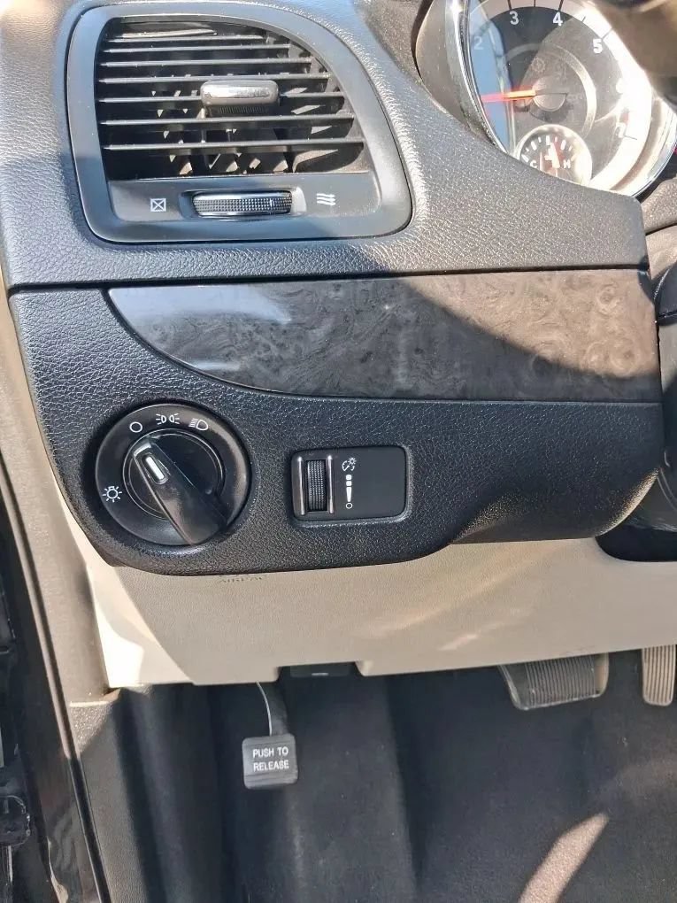 Used 2018 Dodge Grand Caravan SE w/ UConnect Hands-Free Group FWD image 19