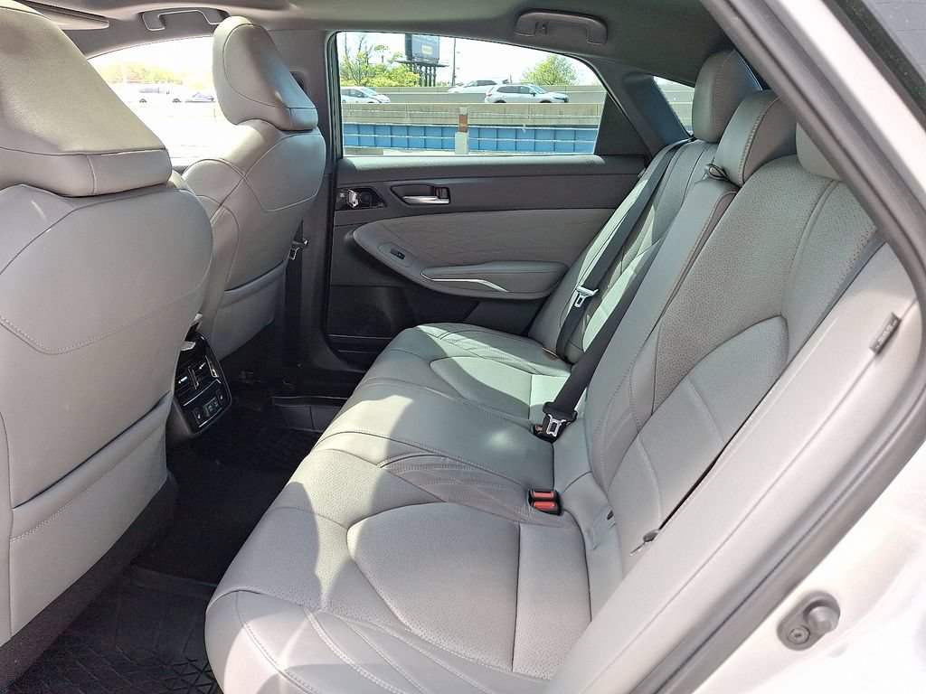 Used 2022 Toyota Avalon Limited w/ Advanced Safety Package FWD image 12