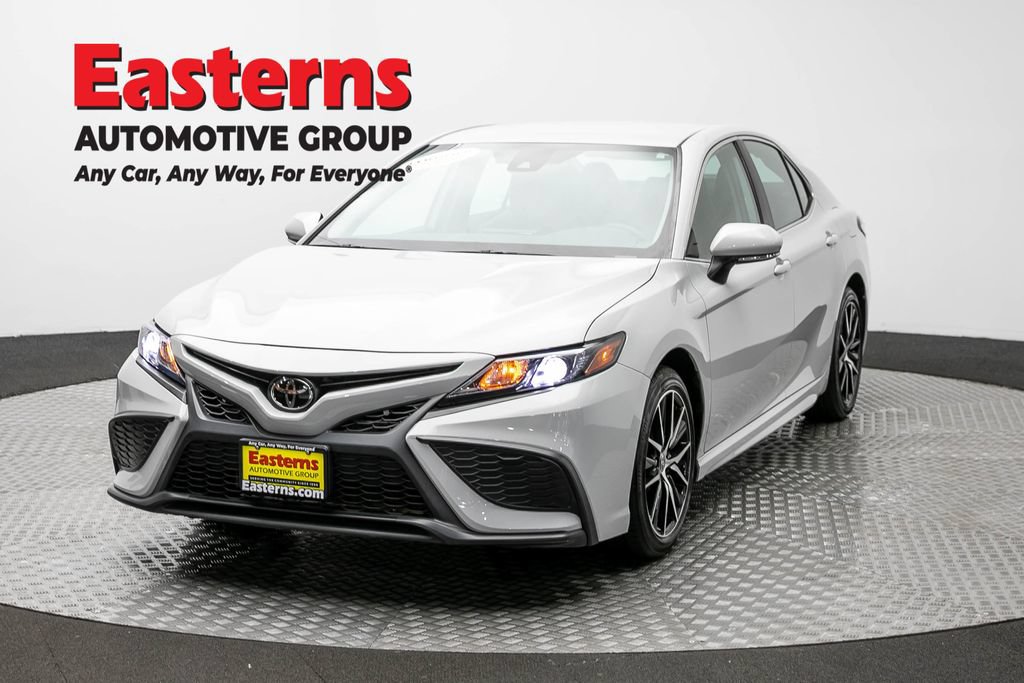 Used 2024 Toyota Camry SE w/ Cold Weather Package FWD image 1