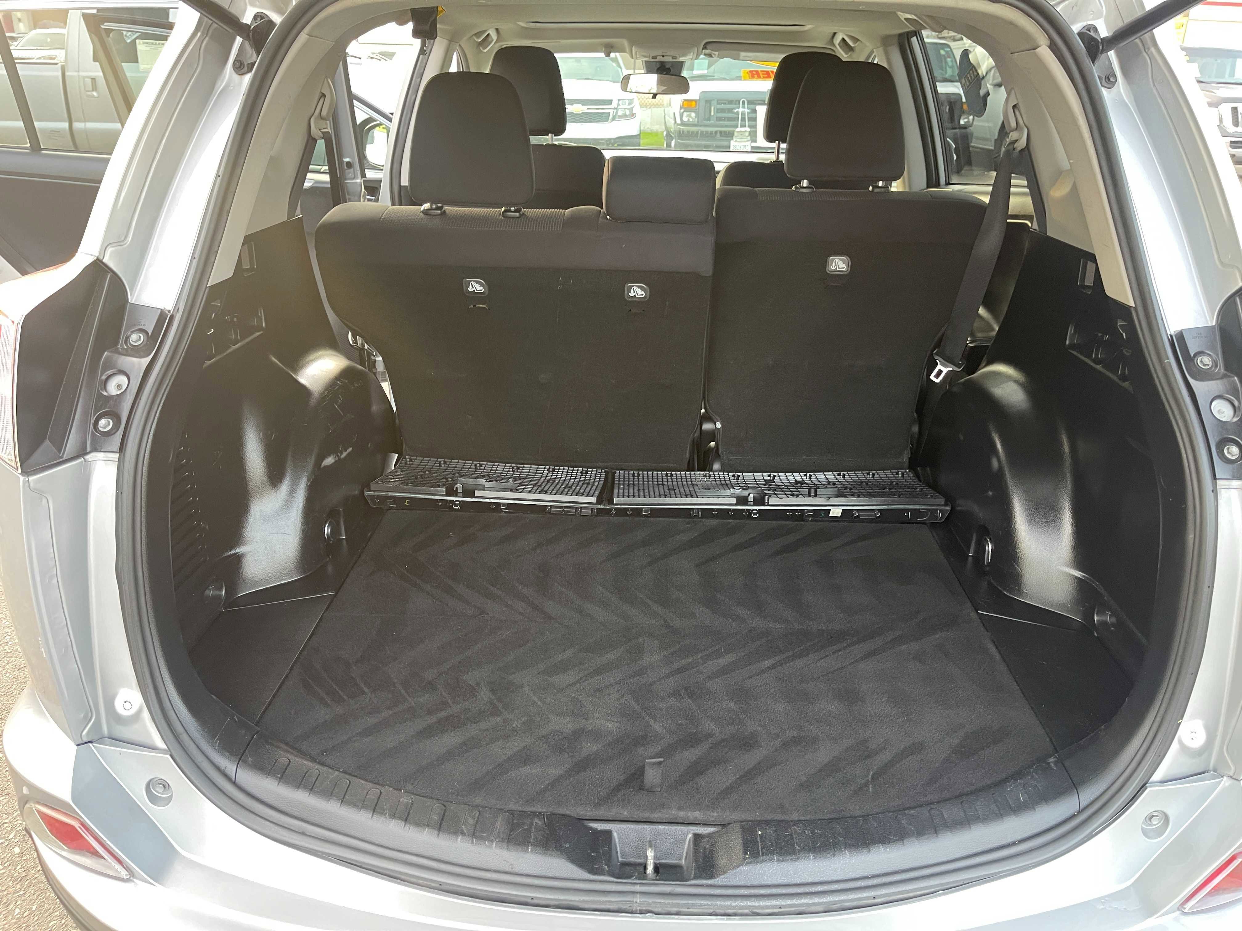 Used 2018 Toyota RAV4 XLE image 9