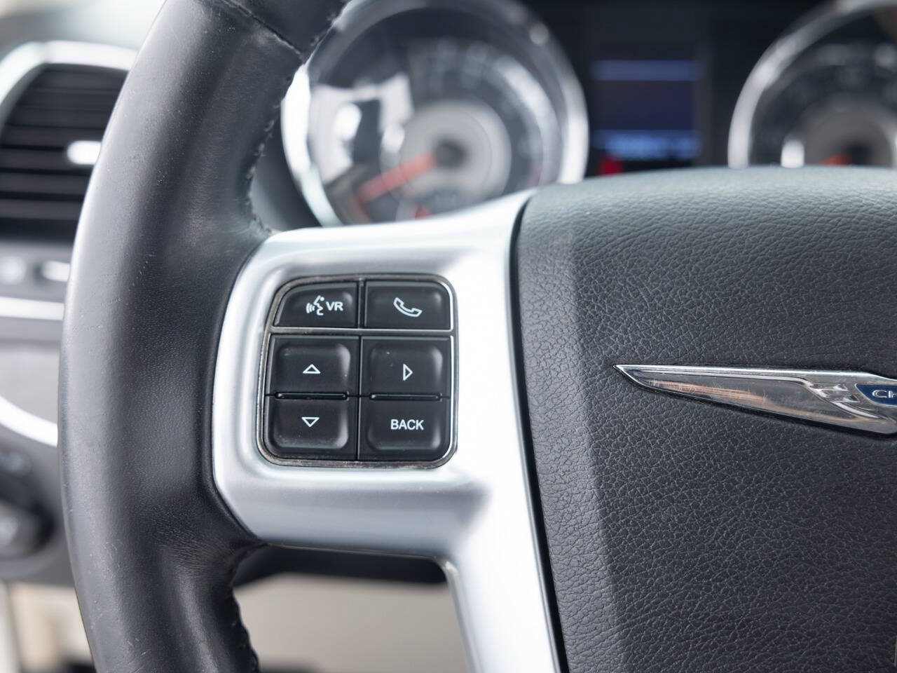 Used 2013 Chrysler Town & Country Touring FWD image 39