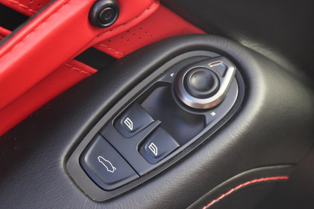 Used 2020 Aston Martin V8 Vantage Coupe image 19