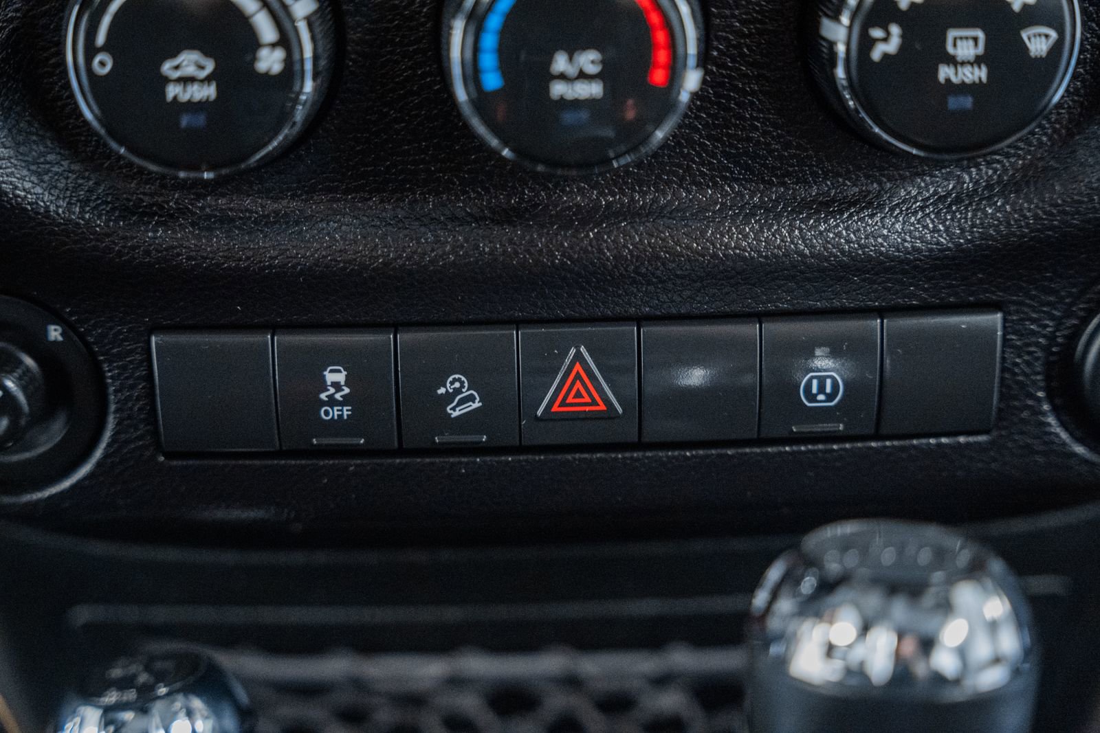 Used 2018 Jeep Wrangler Unlimited Sahara w/ Connectivity Group image 29