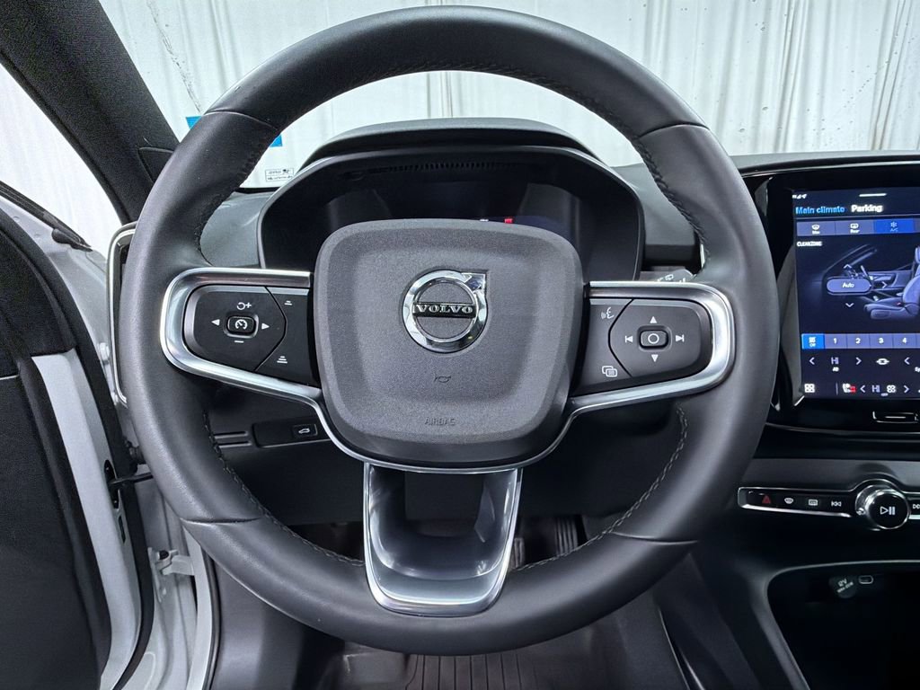 Used 2023 Volvo XC40 Recharge Ultimate image 14