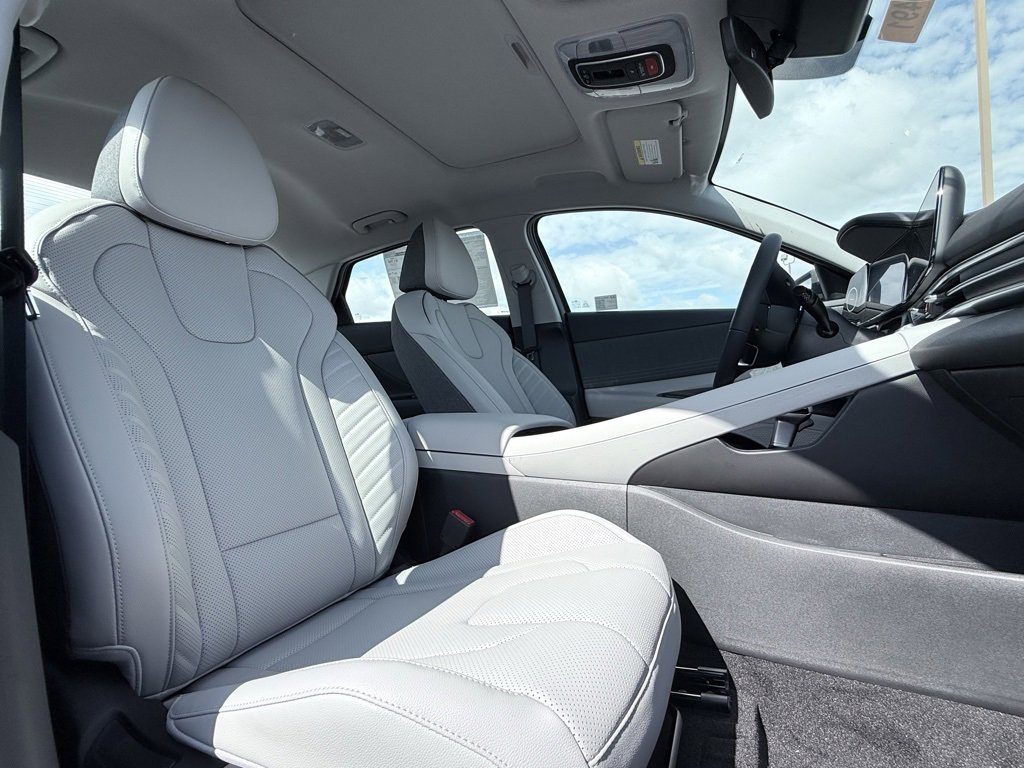 New 2025 Hyundai Elantra Limited image 21