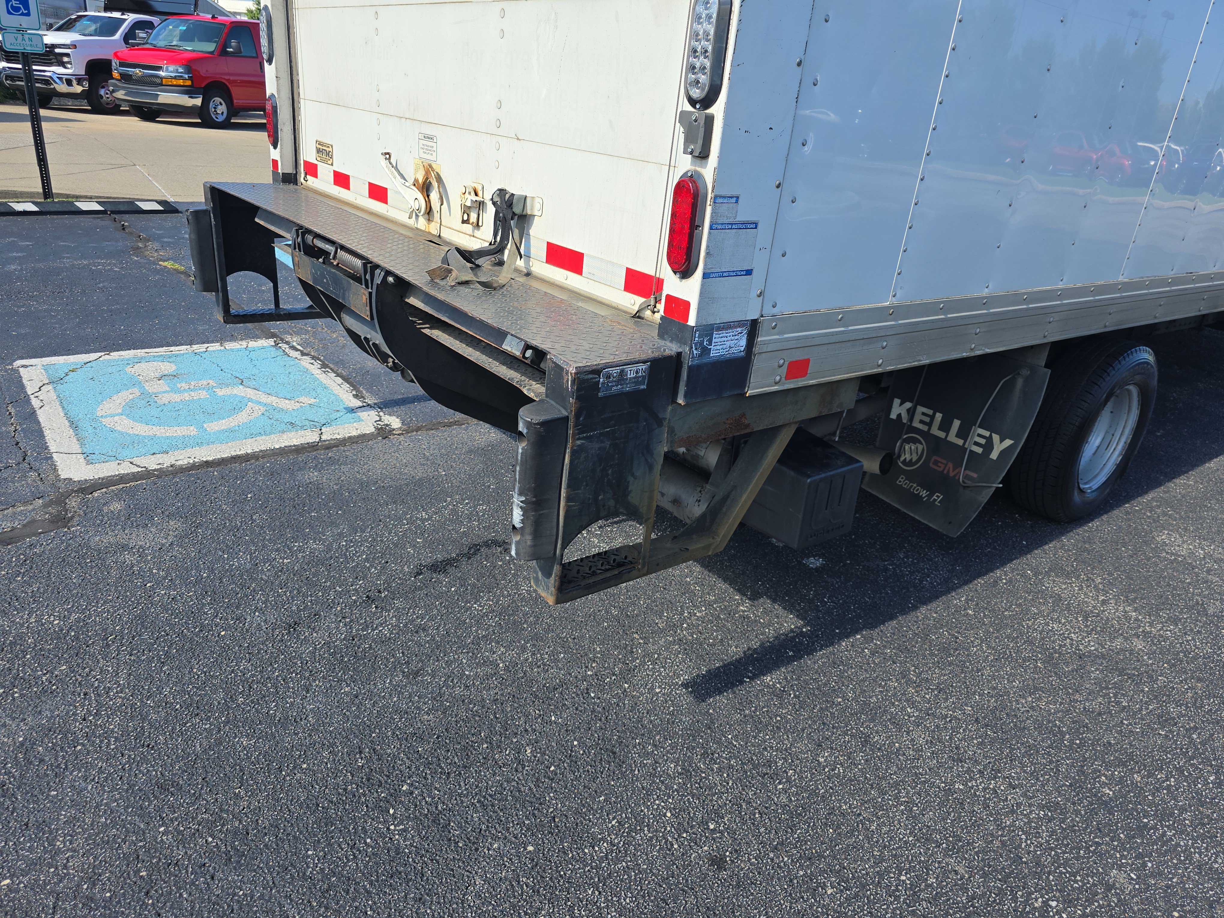Used 2017 GMC Savana 4500 RWD image 11