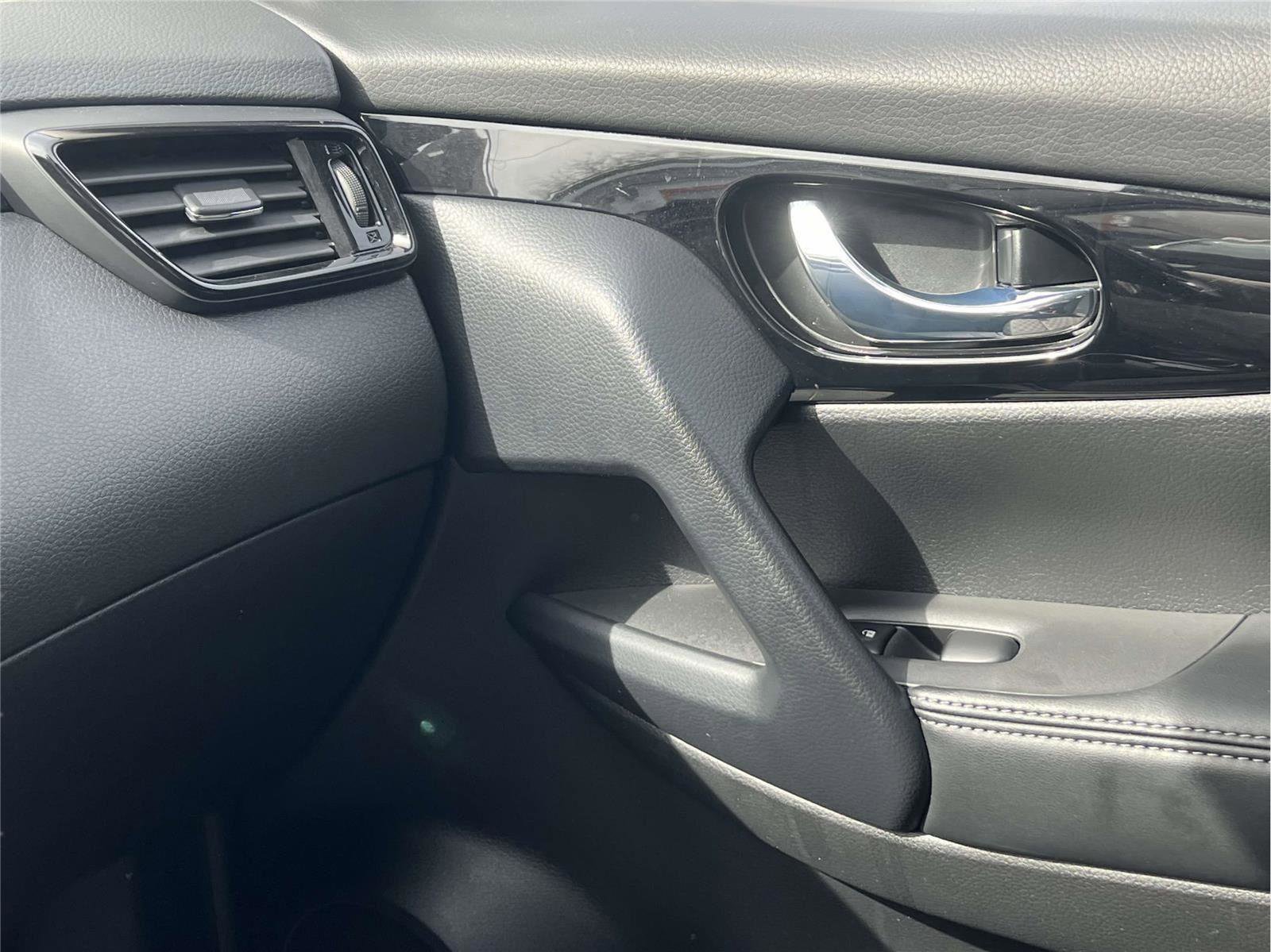 Used 2022 Nissan Rogue Sport SV image 9