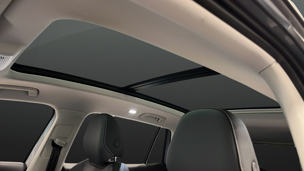 Used 2025 Volkswagen Tiguan SE w/ Panoramic Sunroof Package AWD/4WD image 11