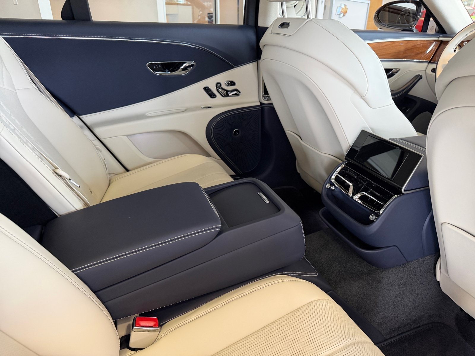 Used 2024 Bentley Flying Spur V8 AWD/4WD image 18