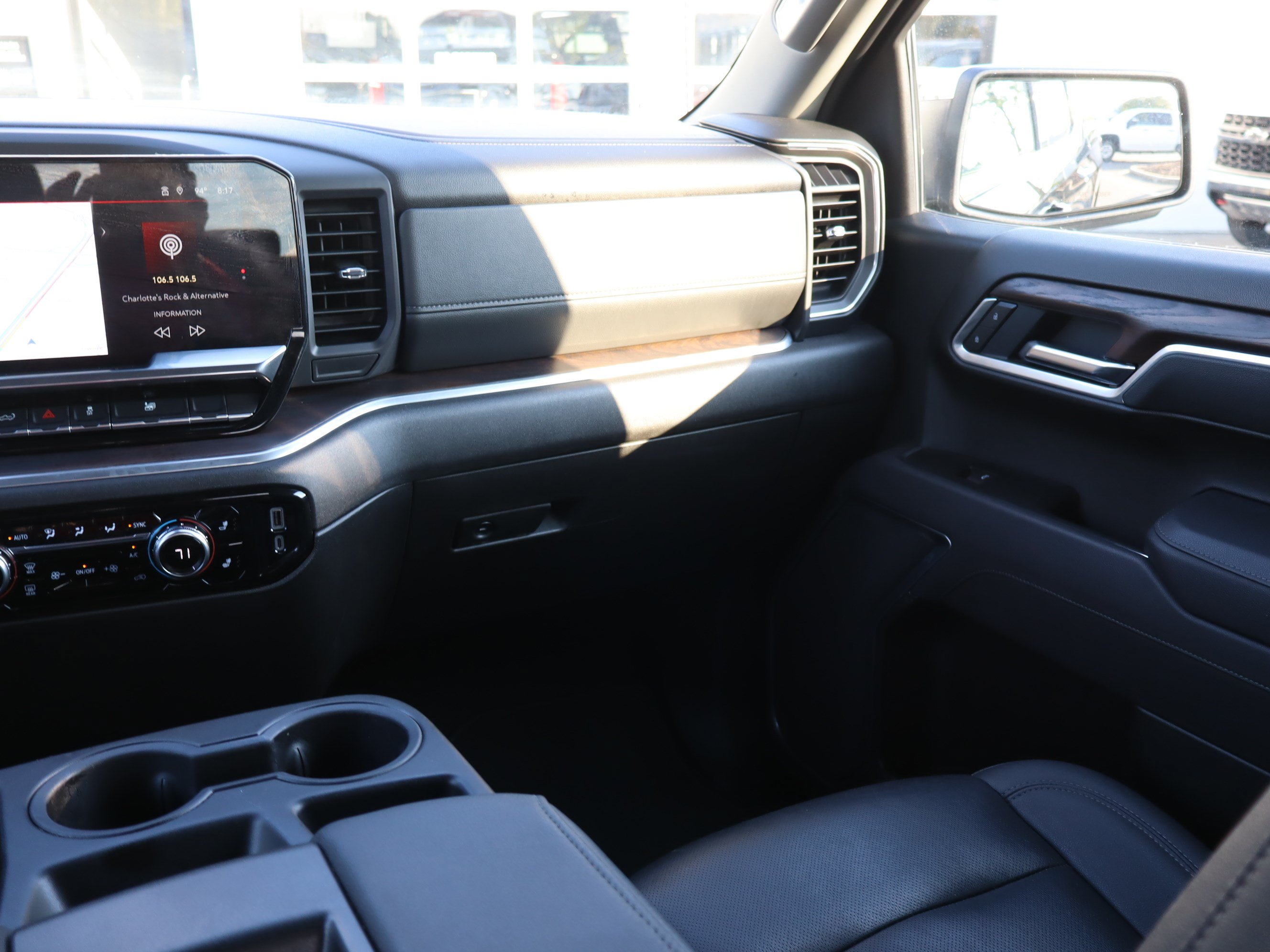 Used 2025 GMC Sierra 1500 SLT AWD/4WD image 15