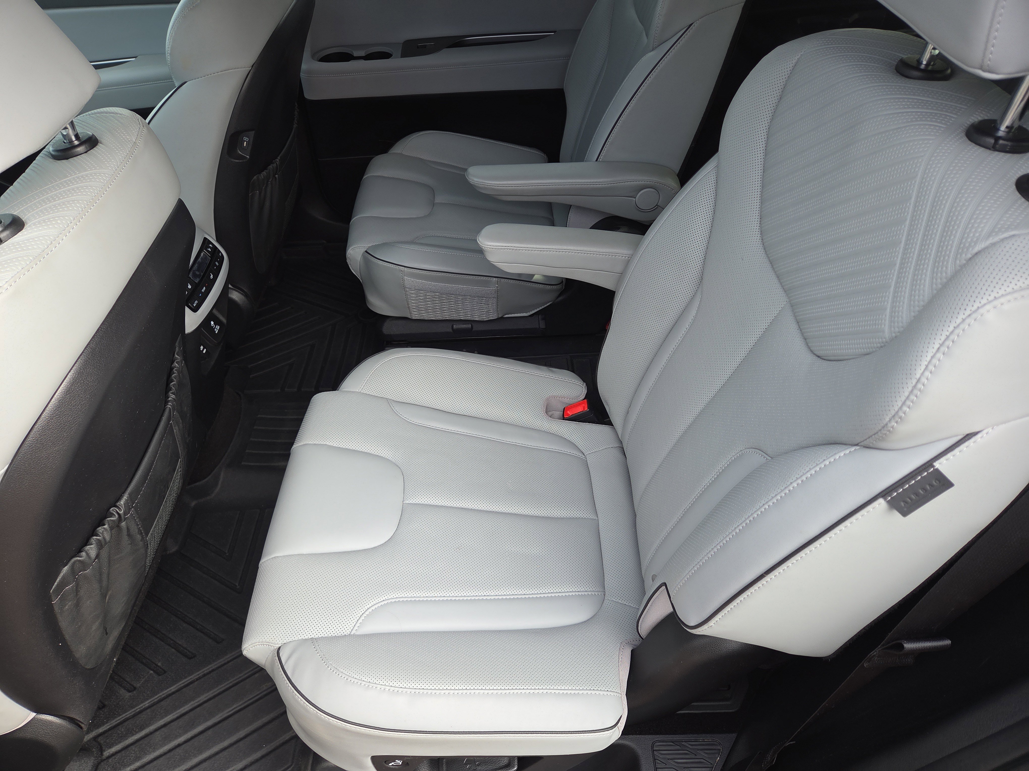 Used 2023 Hyundai Palisade SEL w/ Premium Package image 19