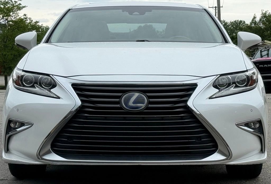 Used 2017 Lexus ES 300h w/ Luxury Package FWD image 8