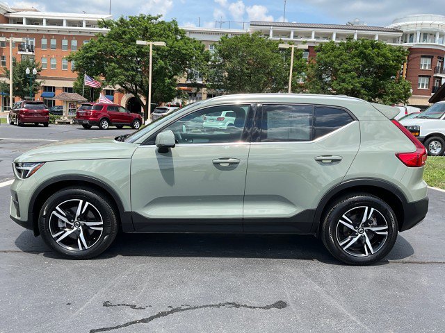 Used 2024 Volvo XC40 B5 Core image 4