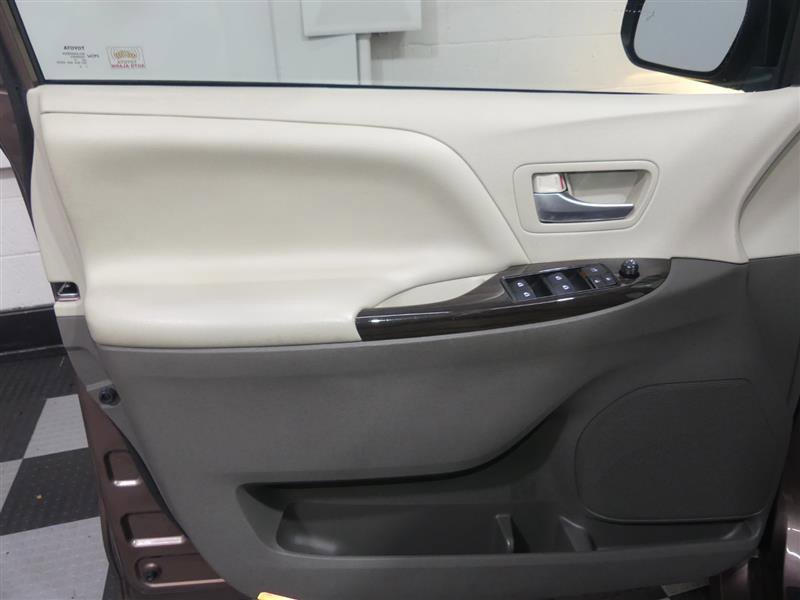 Used 2018 Toyota Sienna XLE Premium AWD/4WD image 19