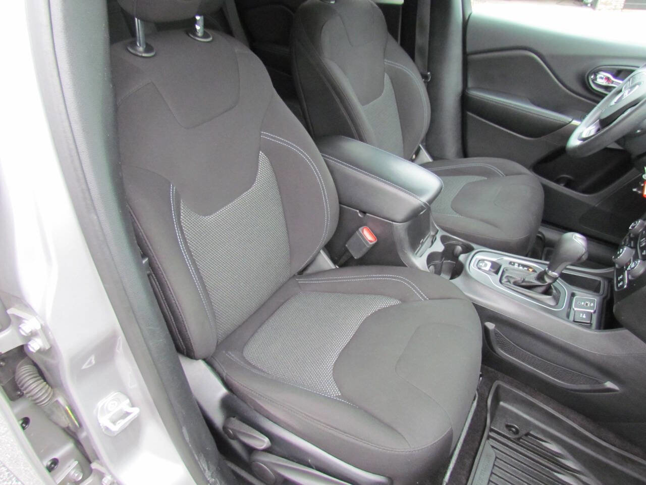 Used 2019 Jeep Cherokee Latitude w/ Popular Appearance Group image 18