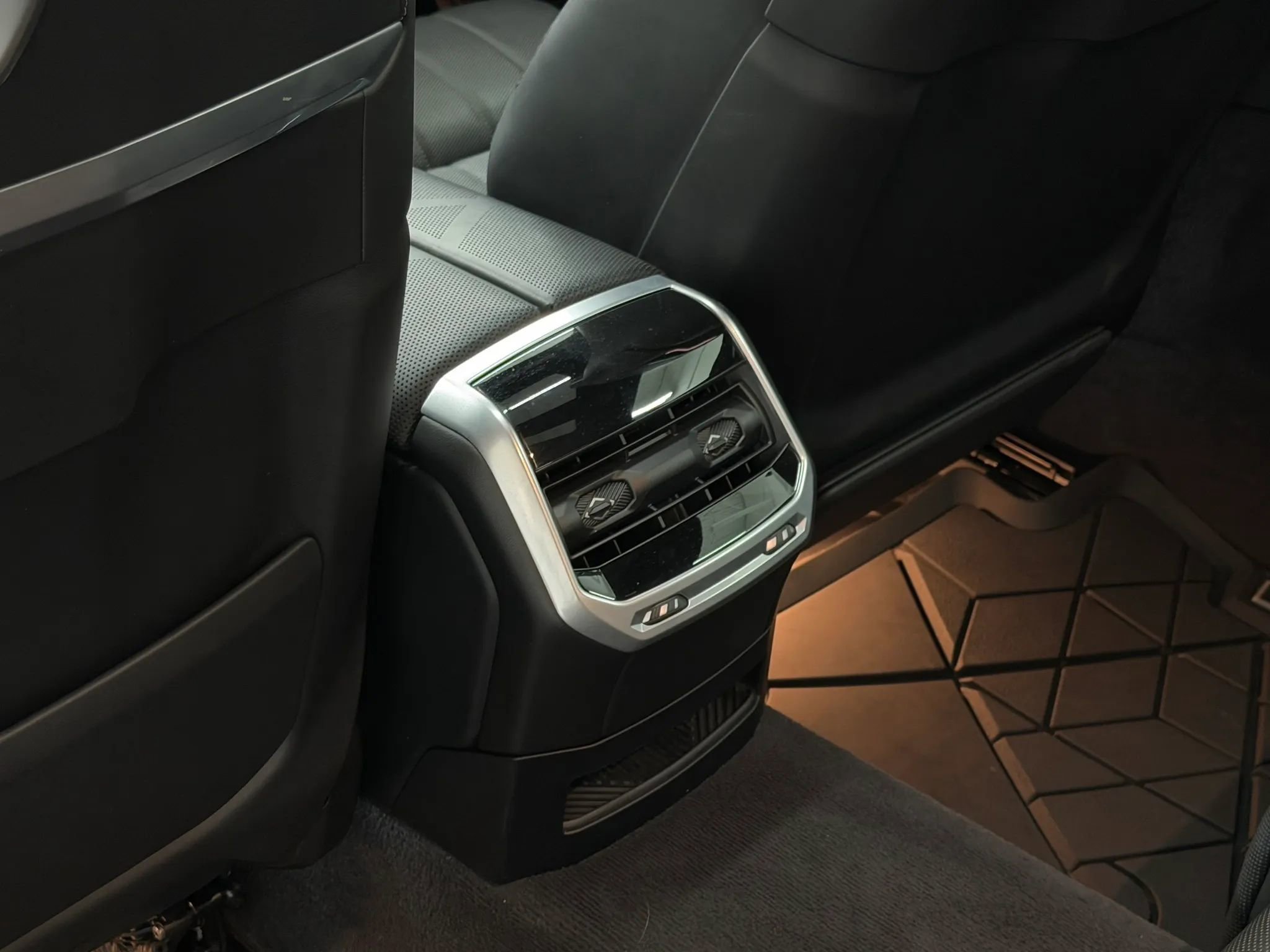 Used 2024 BMW 760i xDrive AWD/4WD image 38