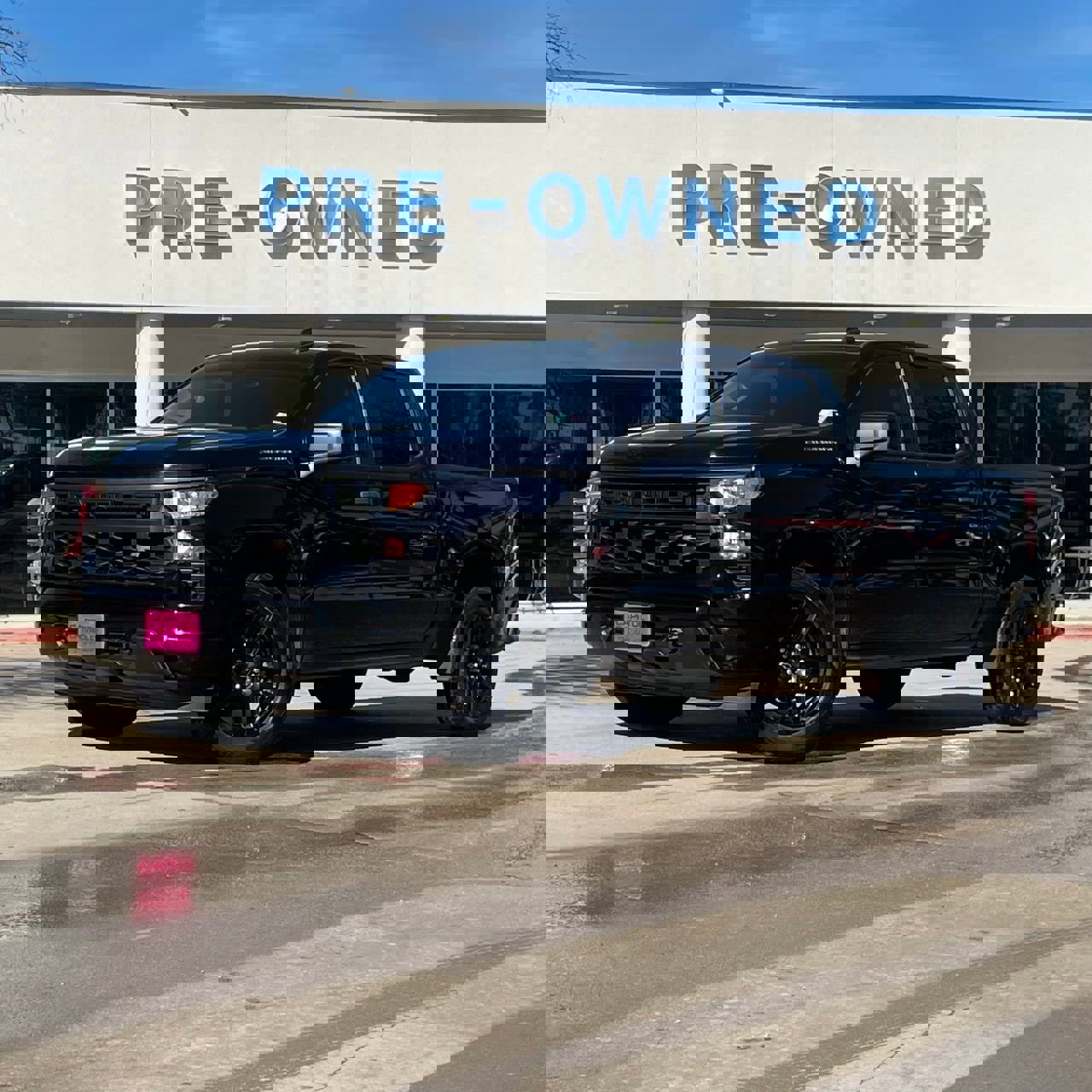 Used 2023 Chevrolet Silverado 1500 Custom image 2