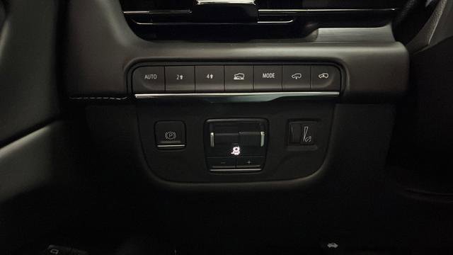 Used 2023 Cadillac Escalade ESV Sport Platinum w/ LPO, ONYX Package AWD/4WD image 34