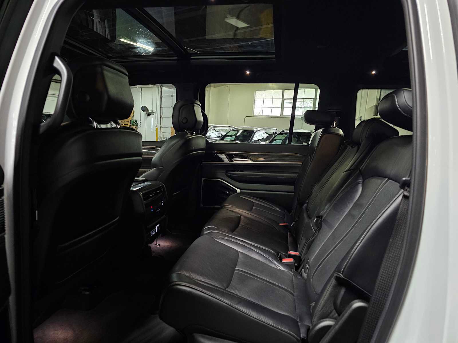 Used 2022 Jeep Wagoneer Series II w/ Premium Group I AWD/4WD image 19