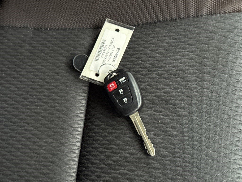 Used 2017 Toyota Corolla LE image 3