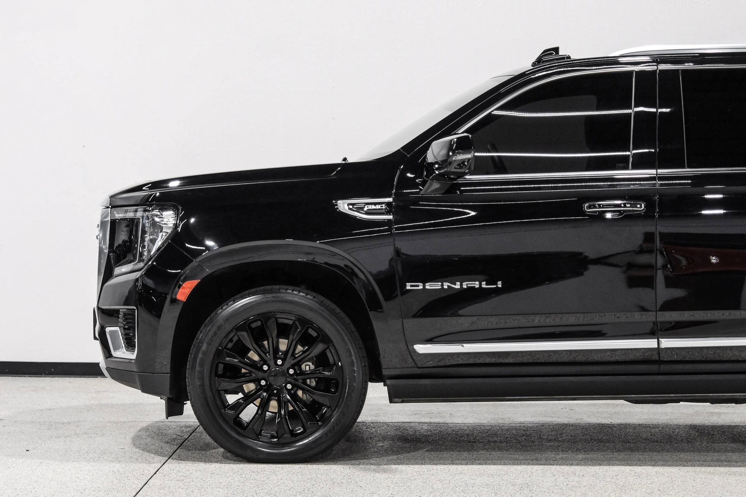 Used 2021 GMC Yukon Denali w/ Denali Premium Package image 10