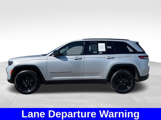 Used 2025 Jeep Grand Cherokee Altitude AWD/4WD image 2