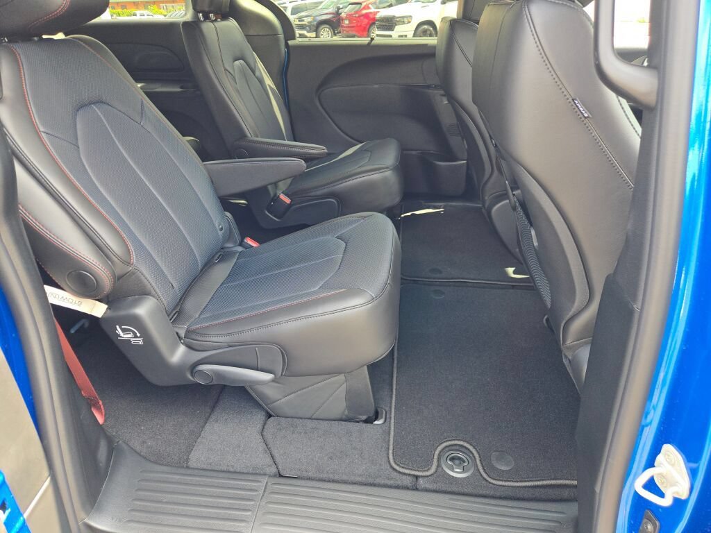 New 2027 Chrysler Pacifica Select AWD/4WD image 13