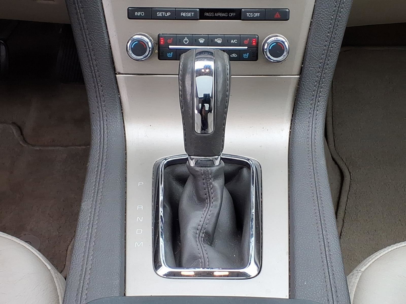 Used 2012 Lincoln MKT AWD image 19