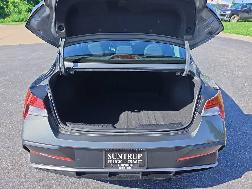 Used 2025 Hyundai Elantra SEL FWD image 28