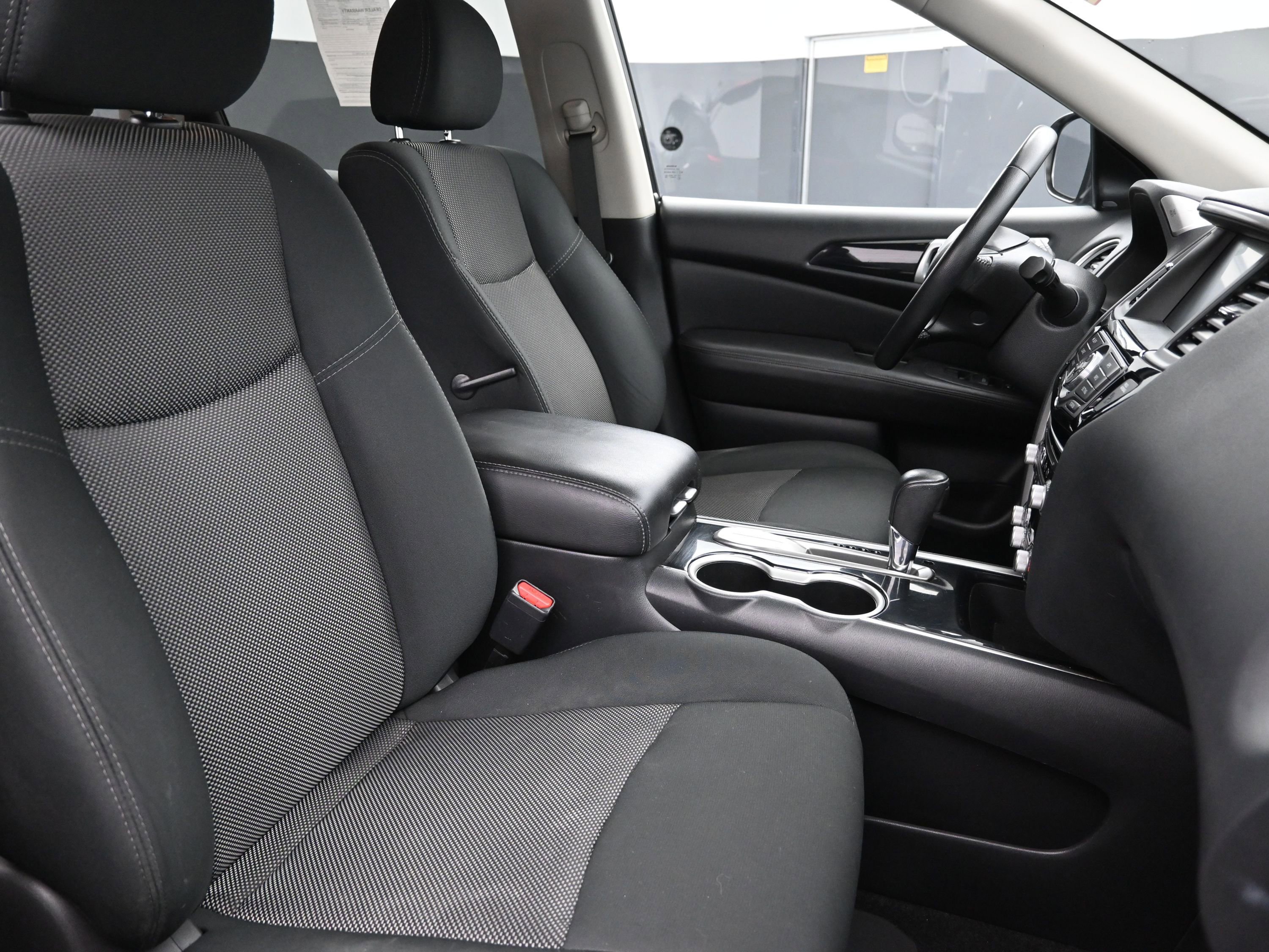 Used 2020 Nissan Pathfinder SV image 30