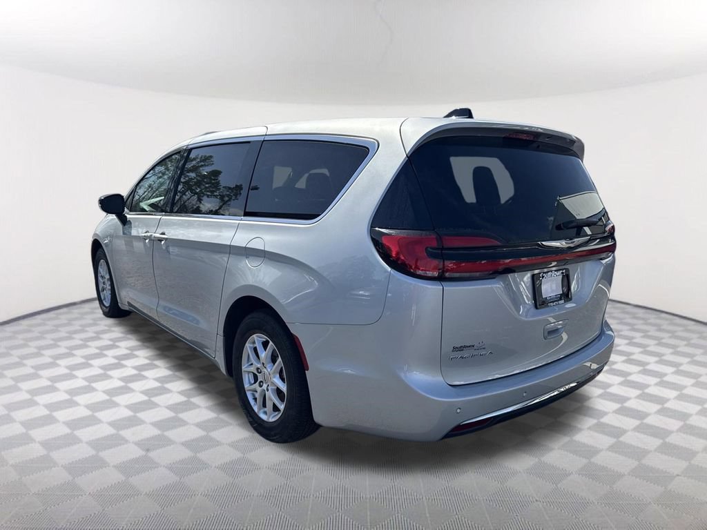Used 2024 Chrysler Pacifica Touring-L FWD image 7