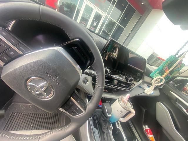 Used 2026 Toyota Highlander Limited AWD/4WD image 15