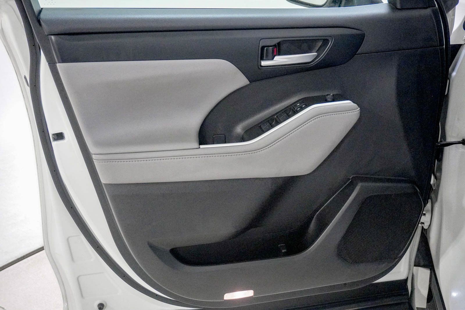 Used 2020 Toyota Highlander XLE image 17