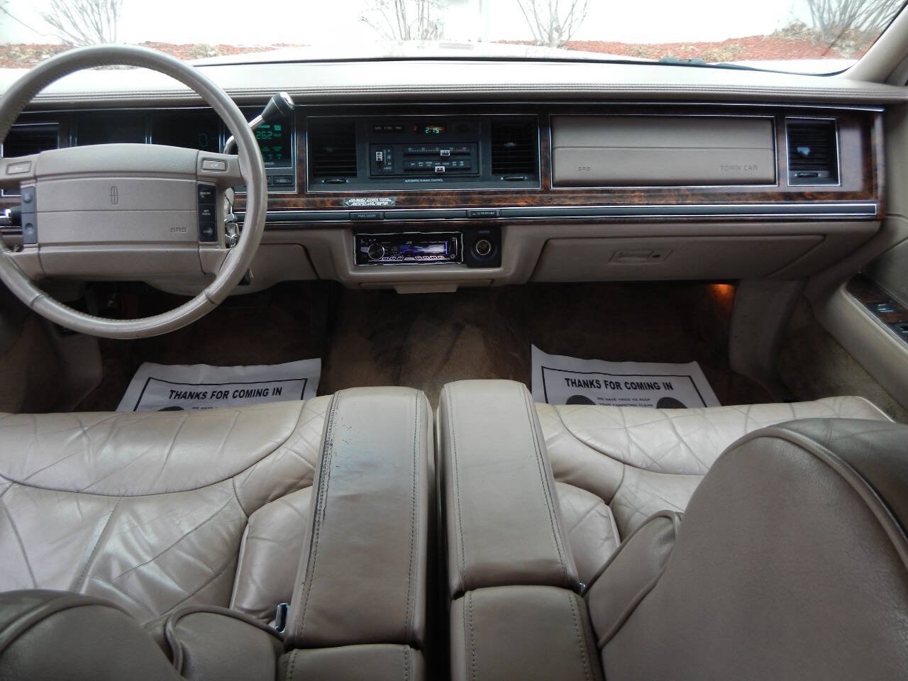 Used 1992 Lincoln Town Car Signature RWD image 2