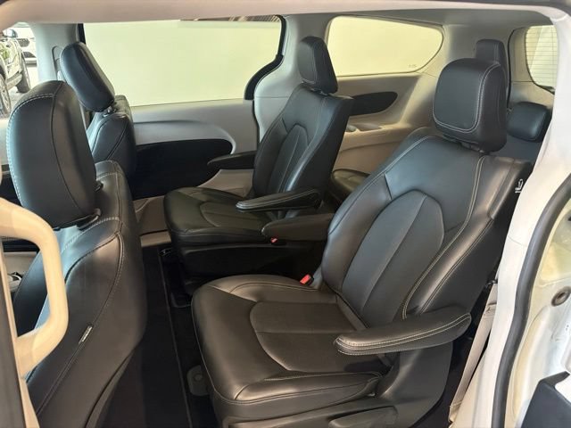 Used 2023 Chrysler Pacifica Touring-L FWD image 15