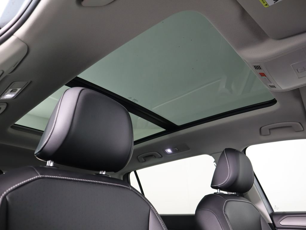 Used 2022 Volkswagen Tiguan SE w/ Panoramic Sunroof Package image 18