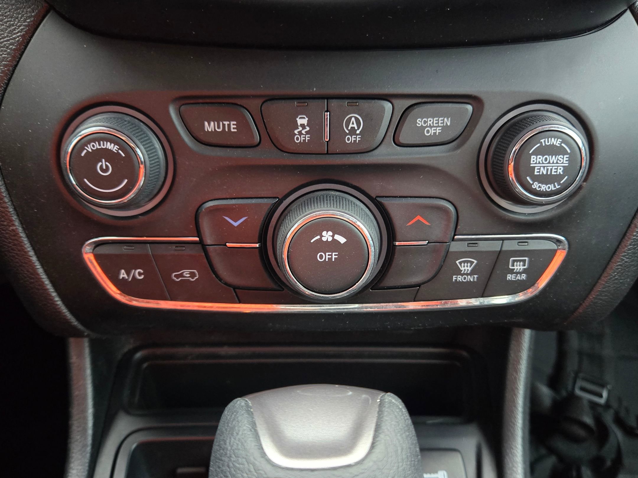 Used 2019 Jeep Cherokee Latitude w/ Popular Appearance Group image 29