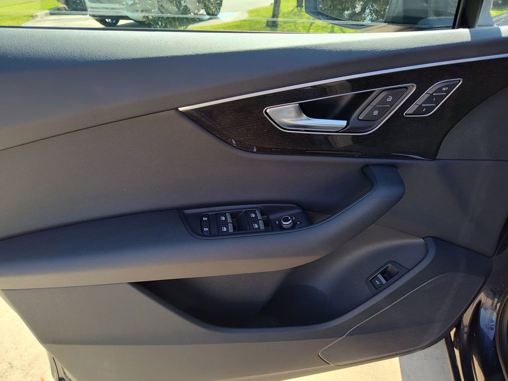 Certified 2025 Audi Q7 2.0T Premium w/ Convenience Package image 20