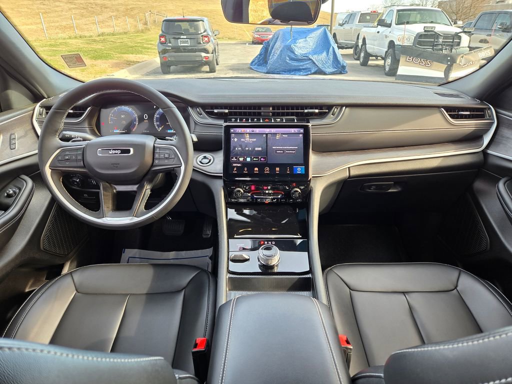 Used 2025 Jeep Grand Cherokee Limited w/ Black Appearance Package image 17