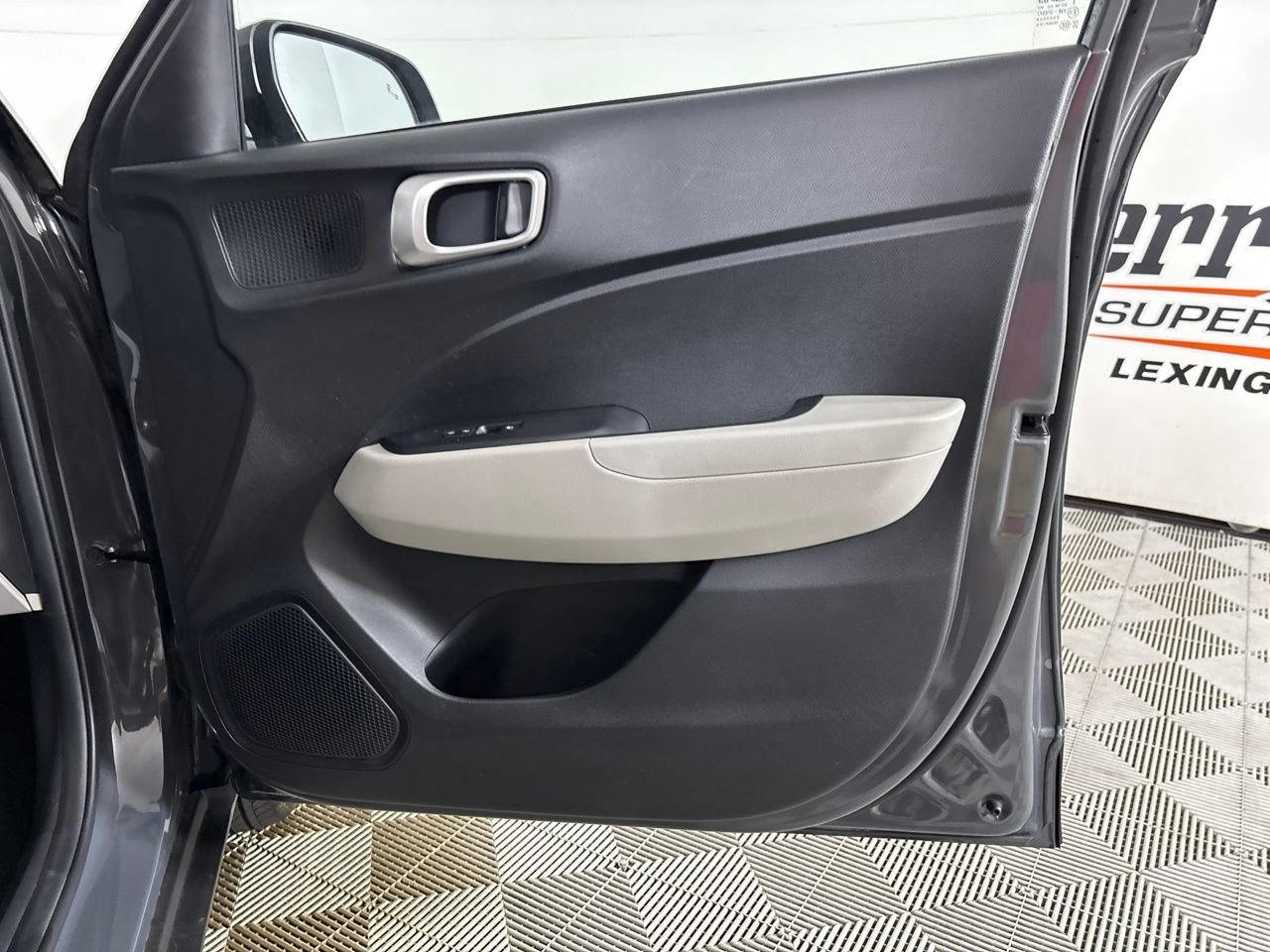 Used 2025 Hyundai Venue SEL FWD image 28