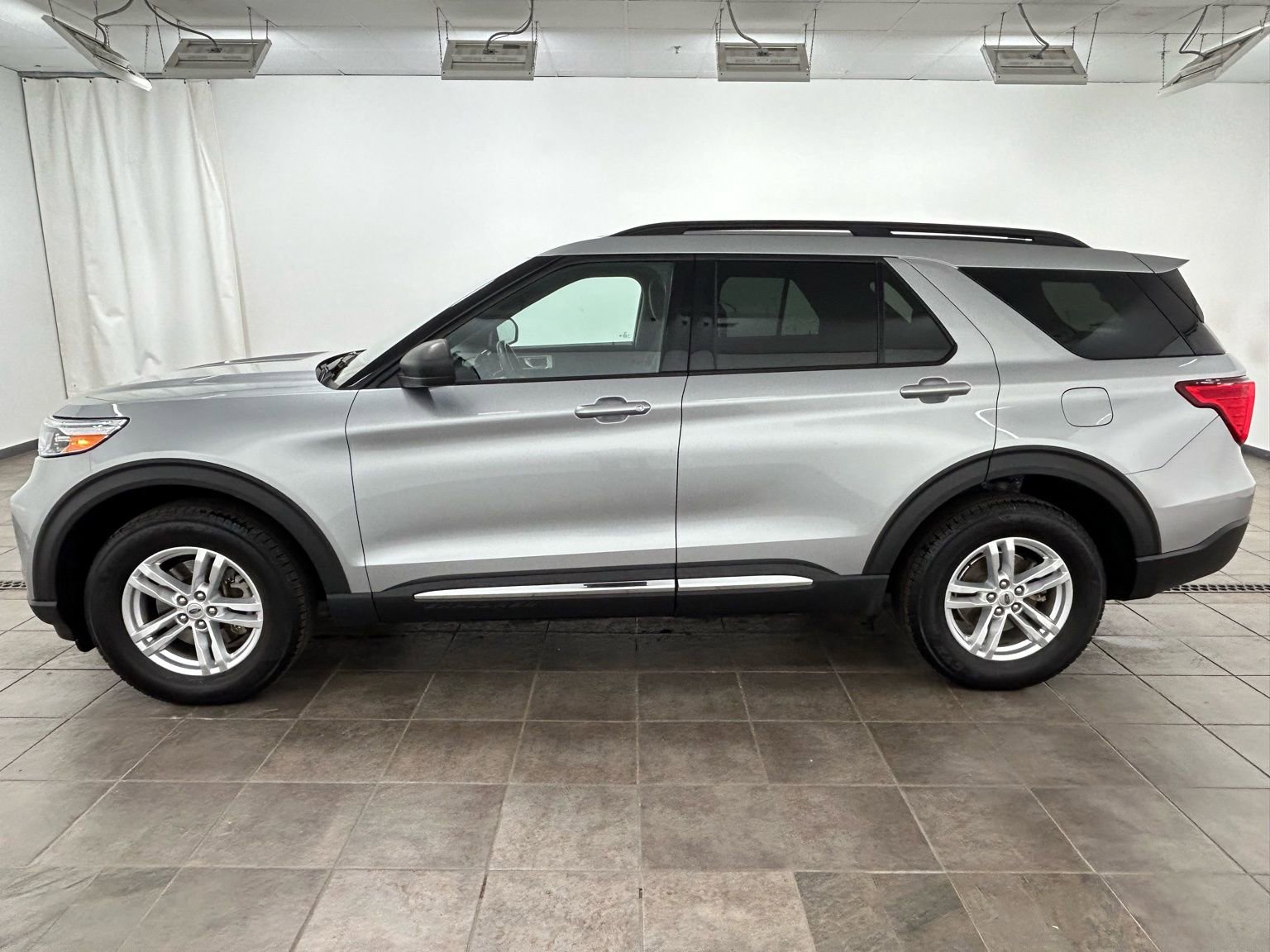 Used 2020 Ford Explorer XLT image 2