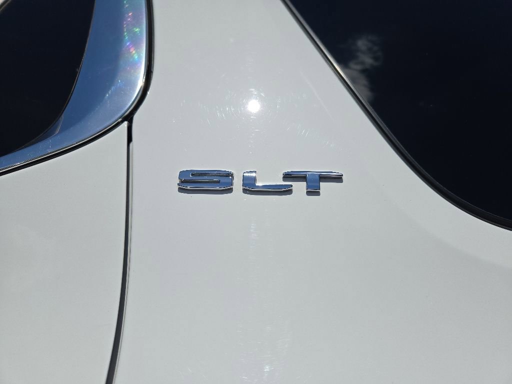 Used 2022 GMC Acadia SLT w/ Technology Package AWD/4WD image 11