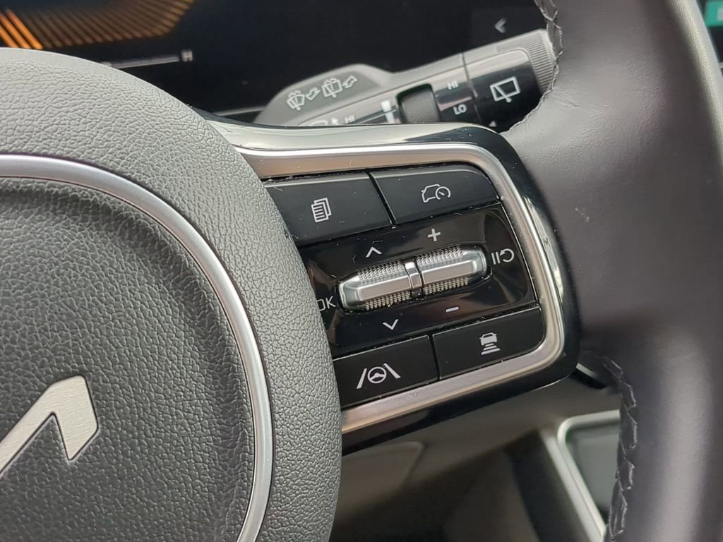 Used 2025 Kia Carnival LXS image 22