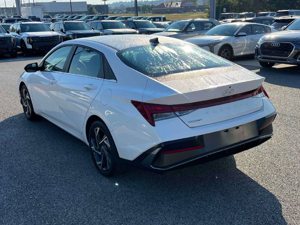 Used 2025 Hyundai Elantra SEL FWD image 27