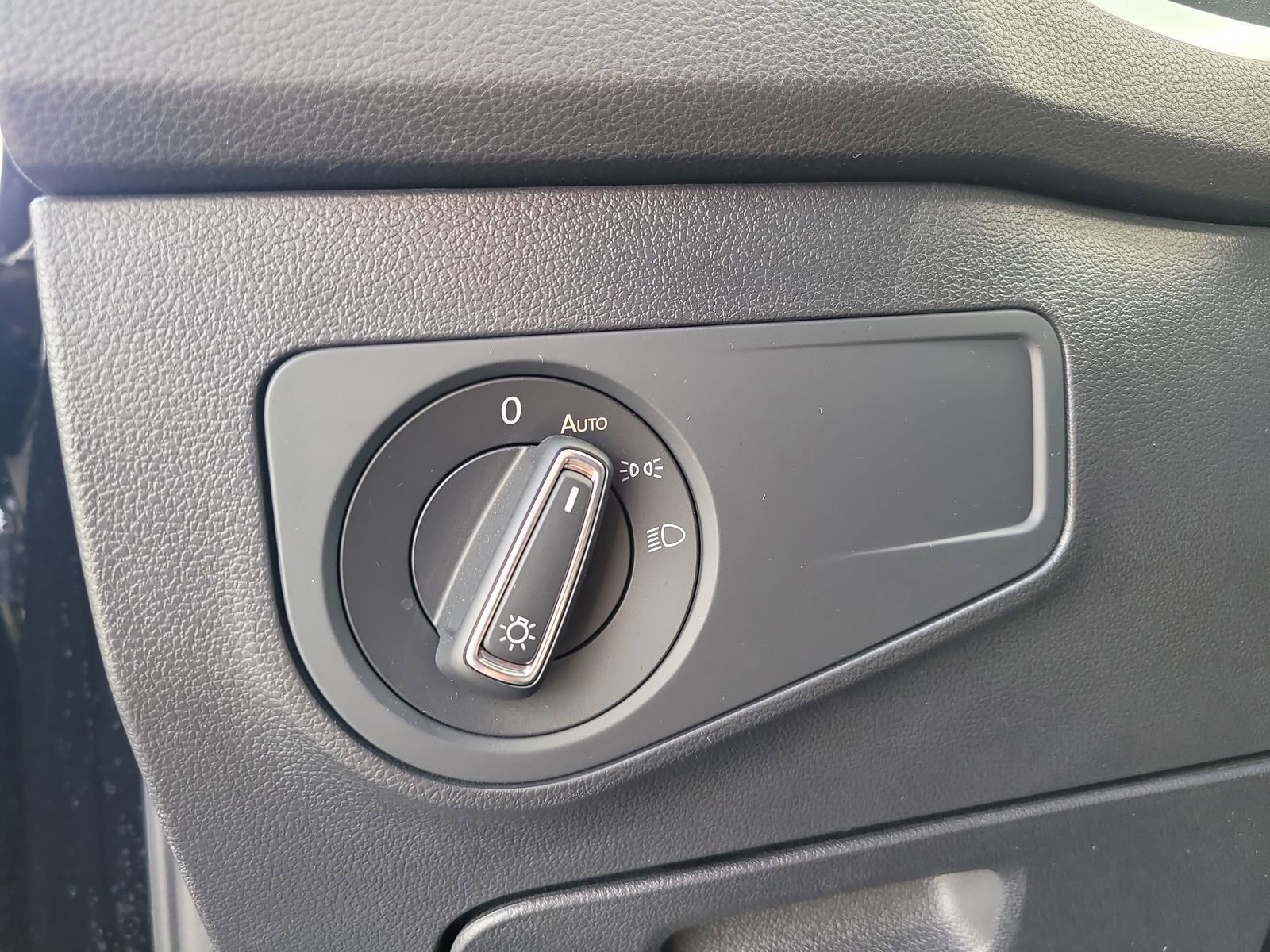 Used 2024 Volkswagen Tiguan SE R-Line image 32