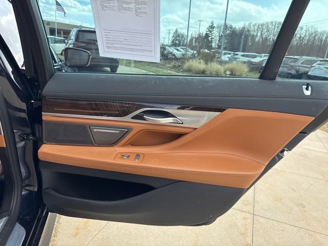 Used 2021 BMW 750i xDrive w/ M Sport Package image 39