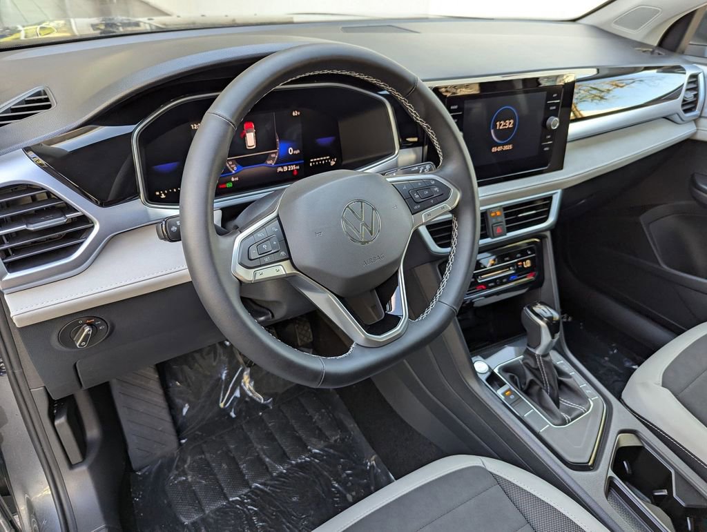 Used 2025 Volkswagen Taos SE w/ Panoramic Sunroof Package FWD image 9