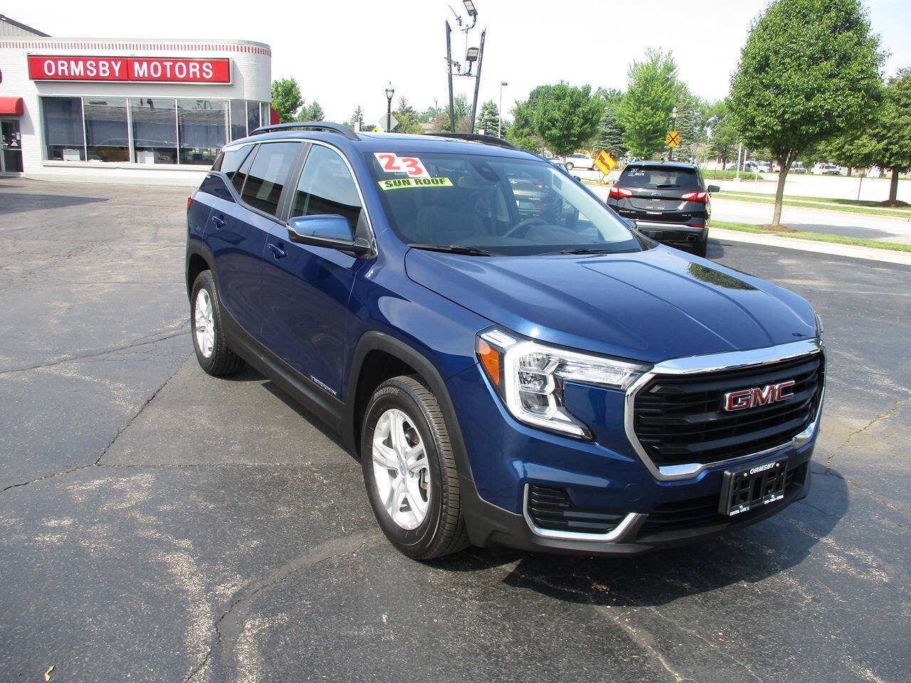 Used 2023 GMC Terrain SLE w/ Driver Convenience Package AWD/4WD image 2
