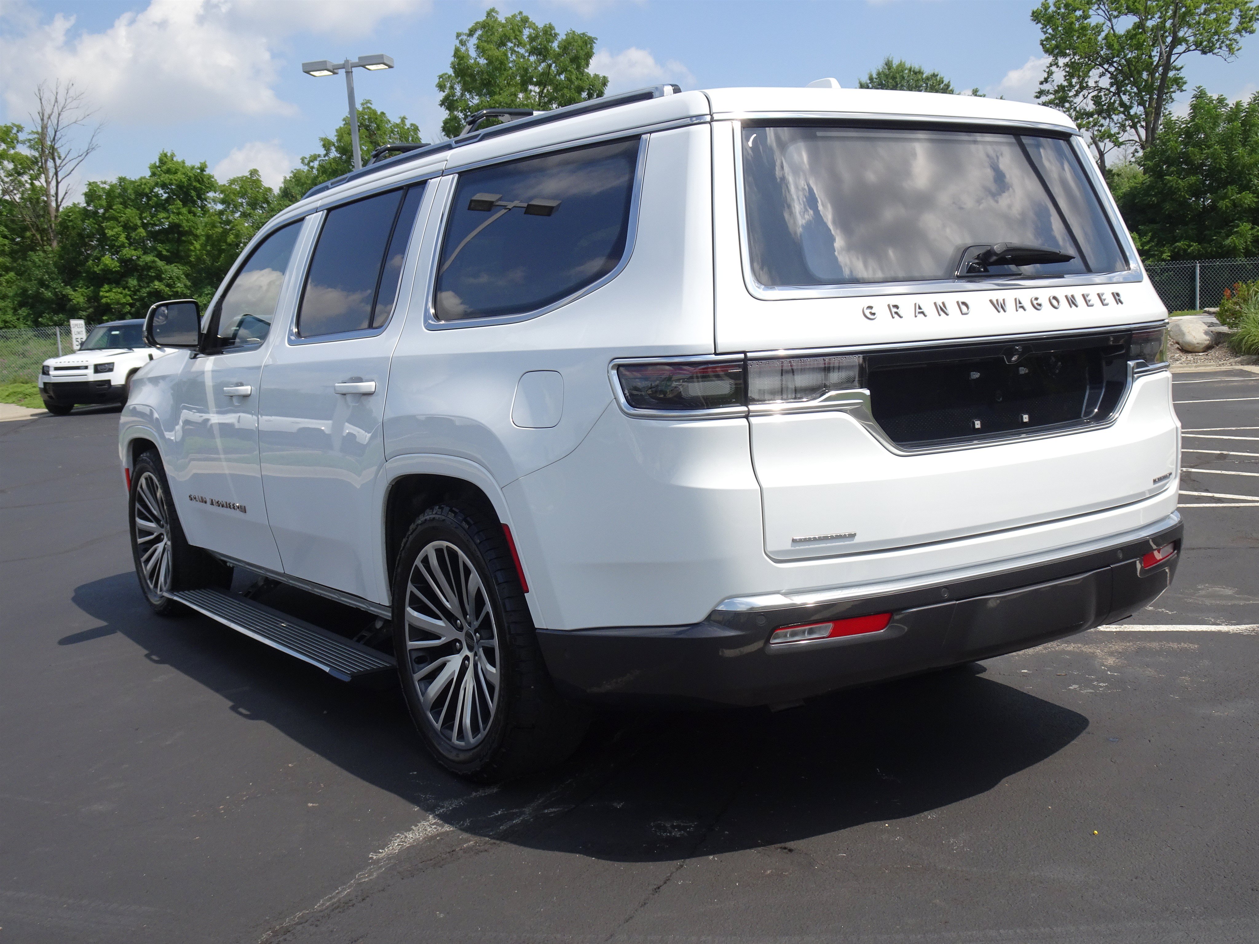 Used 2022 Jeep Grand Wagoneer Series III w/ HD Trailer Tow Package AWD/4WD image 8